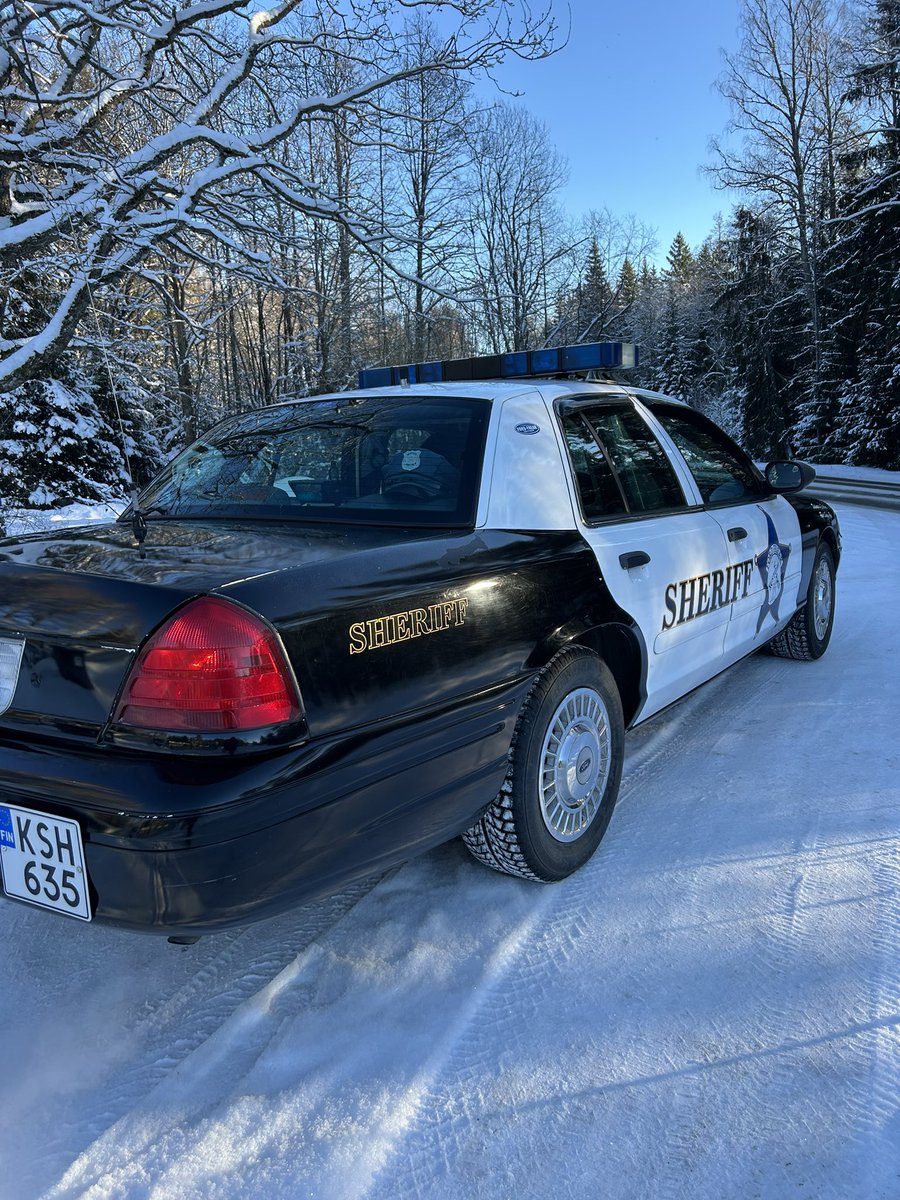 TuijaVirtanen's tweet photo. Team Virtanen kohti Kustom Kulture Showta
🚔🚨tällä kertaa vain kulkuvälineenä, ei näyttelyssä.
Ensiajo moottorinvaihdon jälkeen. Vaihdelaatikossa vielä jotain säädettävää, muttei haittaa tätä reissua.
#fordfreaks
#crownvic
#policeinterceptor
#V8 https://t.co/YVTkg88Mp9