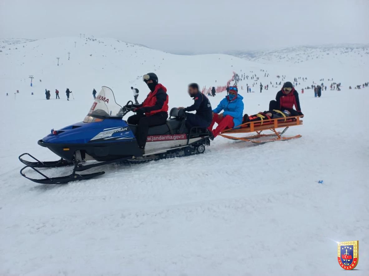 jandarma's tweet photo. Zirvede Güven Var🇹🇷⛷️

Vatandaşlarımızın kış tatillerini güvenle geçirmesi için kayak merkezlerinde görevli Jandarma Arama Kurtarma (JAK) Timlerimiz, pistlerin her noktasında nöbette.

📍Uludağ Kayak Merkezi/Bursa
📍Güzeldağ Kayak Merkezi/Muş
#Jandarma
#JAK https://t.co/WN3lJeE4ek