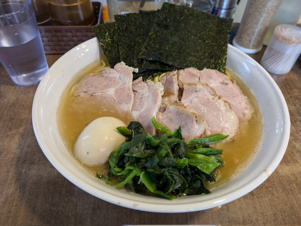 naitora's tweet photo. 今日のお昼はラーメンチョップさんで！全部乗せ、大盛！寒い中行って良かった！ https://t.co/Nx1fwqGgu2