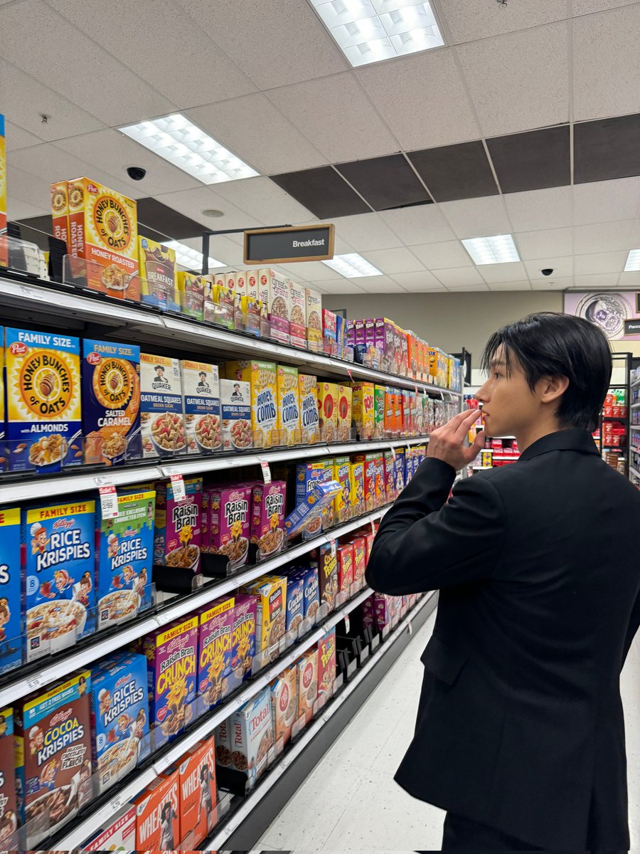 아아..... 괴롭다.........
풀세팅 정장을 입고... 과자를 고민하는 남자.....
이 남자를 제가 지금 어딜 보내야한다구요...? 말도안돼...거짓말이라고 해줘요