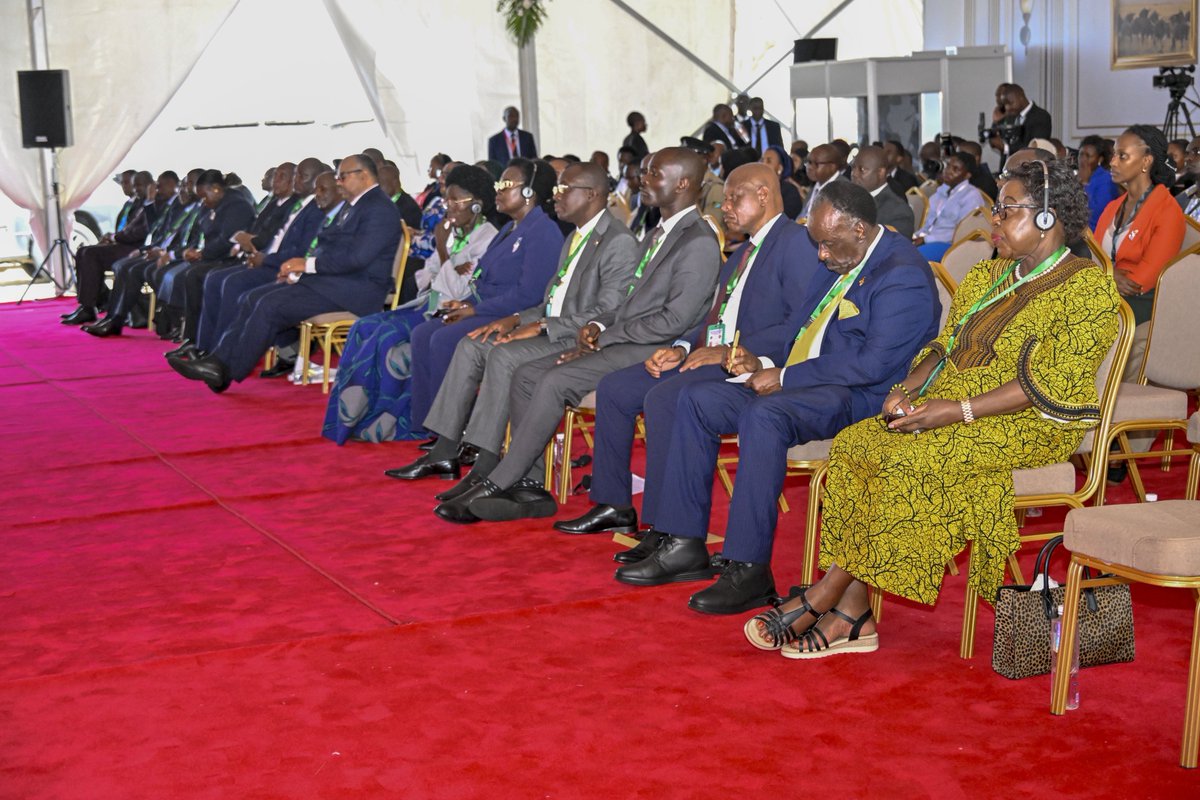 We also addressed trade facilitation, improving access to the ports of Dar es Salaam and Tanga, extending railway connectivity, and removing non-tariff barriers. On peace and security, we discussed joint efforts for stability in the Great Lakes Region. Africa’s prosperity lies in