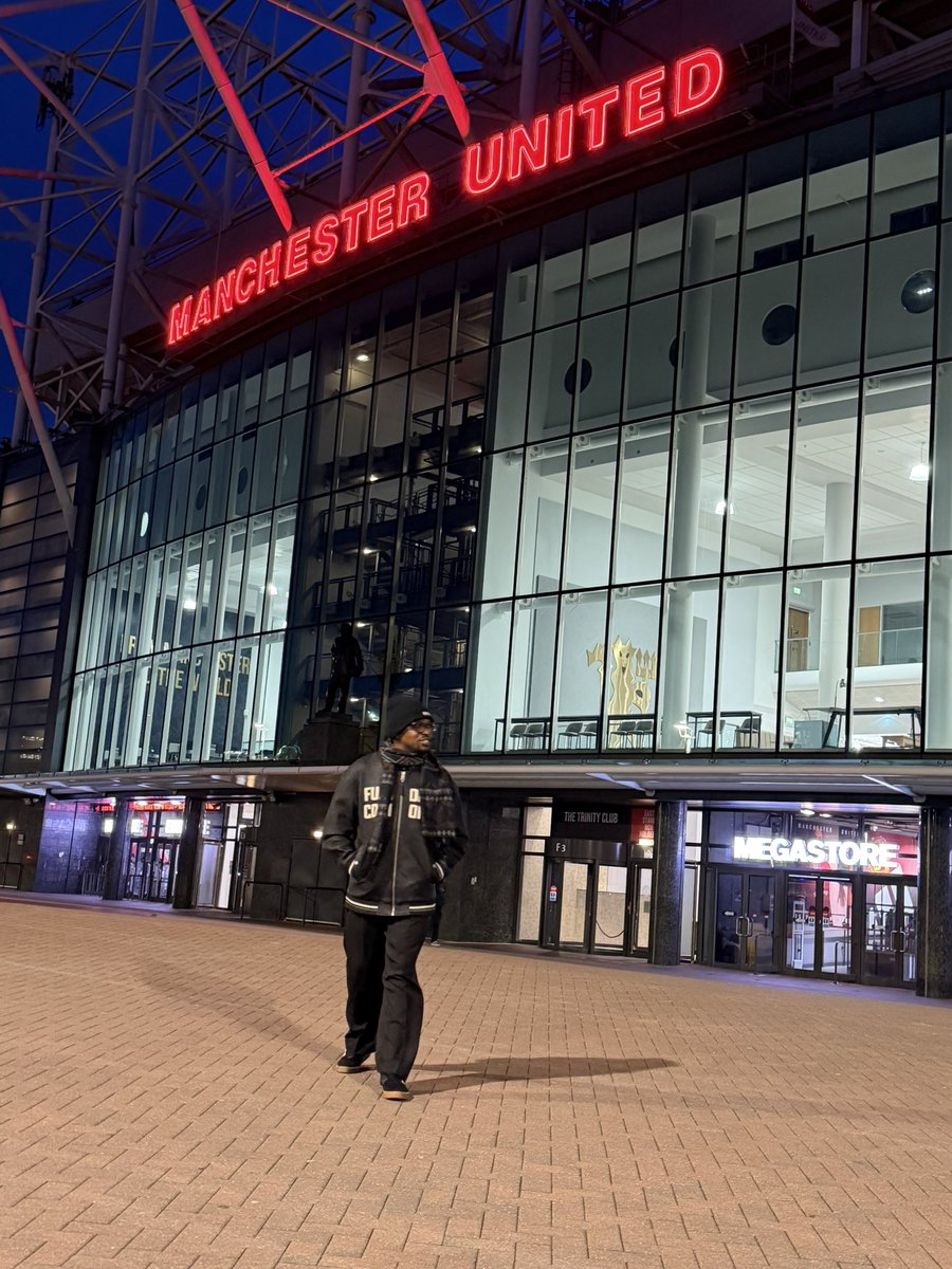 OlumideIDOWU's tweet image. Back at Old Trafford and ready to soak in the atmosphere as we kick off an exciting match against Tottenham Hotspur—let the football do the talking this afternoon! Here’s to passion, history, and a big performance on home ground. @ManUtd 

#OldTrafford #MUFC
