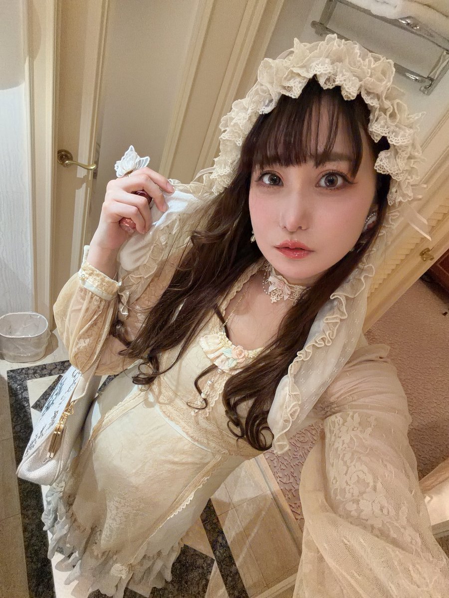 明日はいよいよ ..

ロリィタ雑誌《メルヴェイユ》
ファッションショー＆お買い物ができる“メルフェス”🎠𓈒𓂂

🤍ショー出演
🤍トークショーMC
🤍2ショット撮影＆物販(限定ブロマイドあり！)
🆕 16:30〜メルヴェイユブースでお渡し会に参加致します🦢ྀི

ブランドさんのお洋服たち…楽しみすぎる✧*｡