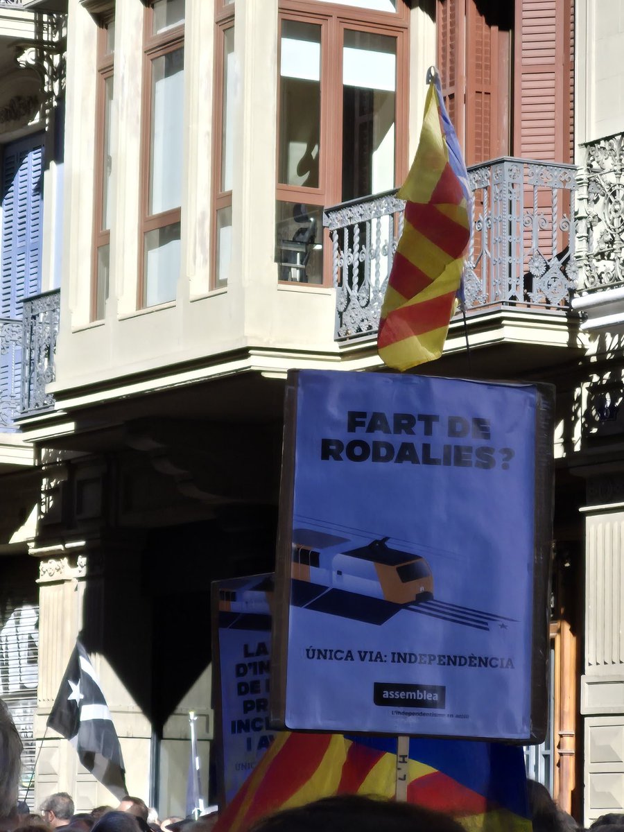 JuntsxStAndreu's tweet image. Junts per Sant Andreu present a la manifestació per fer fora RENFE de Catalunya ! #JaNhihaProu #MésCatalunya #Dignitat