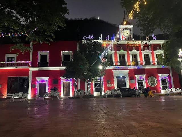 JJDiazMachuca's tweet image. Celulares prohibidos, fuerte operativo de Guardia Nacional (@GN_MEXICO_ ) , Banda y El Piloto y su estilo esta noche en la quinceañera de la hija de la Alcaldesa Ana Laura González de Guadalupe y Calvo en Mesa de San Rafael  🎶🎸

Un camión lleno de rosas y adornos fue visto…