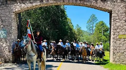 JJDiazMachuca's tweet image. Celulares prohibidos, fuerte operativo de Guardia Nacional (@GN_MEXICO_ ) , Banda y El Piloto y su estilo esta noche en la quinceañera de la hija de la Alcaldesa Ana Laura González de Guadalupe y Calvo en Mesa de San Rafael  🎶🎸

Un camión lleno de rosas y adornos fue visto…