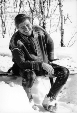Nils-Aslak Valkeapää (1943 - 2001), con el nombre artístico de Áillohaš, fue y es uno de los artistas sami más destacados e influyentes de todos los tiempos. lassagammi.no/nils-aslak-val…