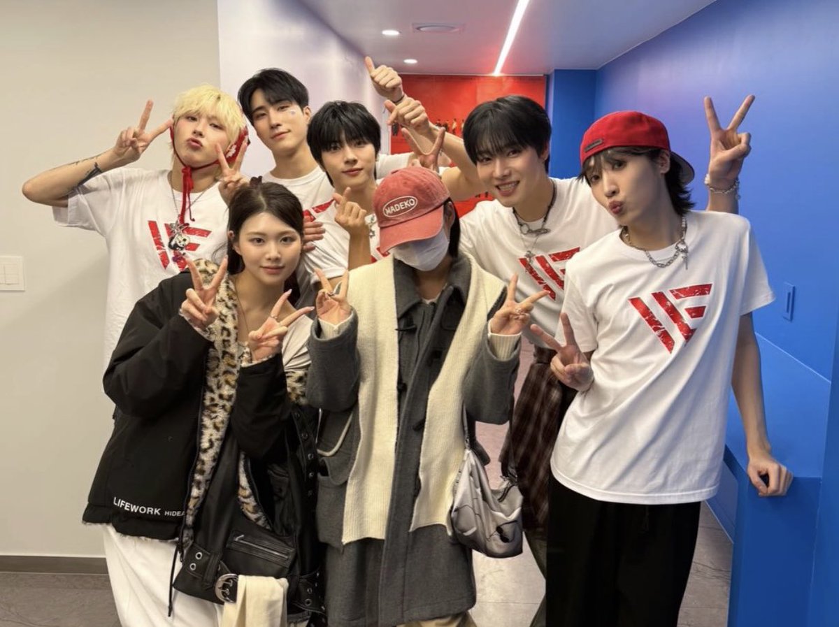 swanhours's tweet image. HELLO SWAN AND DOSIE WITH ONEWE?!