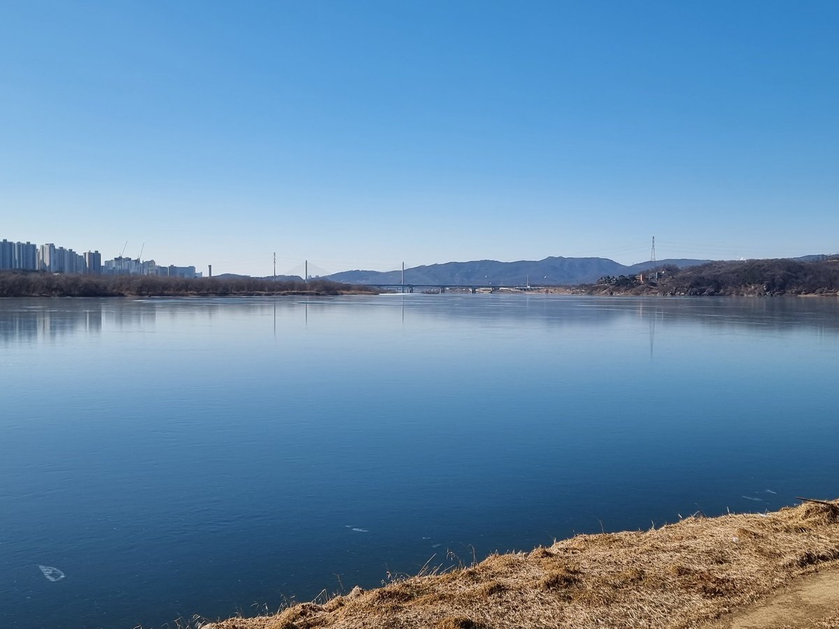 문재인 전 대통령이 미국의 한 연구기관 초청으로 연설을 하기위해 출국을 한다.
전임 대통령은 국정운영의 소중한 자산이다.
과거 미국 카터 전 대통령이 특사자격으로 북한을 수차려 방문하여 어려운 외교문제를 해결하곤 한 사례가 있다.
문대통령의 방미에 국민 모두가 박수치며 환영할 일이다.