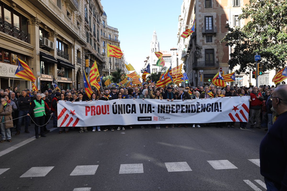 ⬛️⬜️ Milers i milers de persones a Via Laietana reclamant que l'única solució al desgavell dels nostres drets fonamentals és la independència.

Això espanta. A Madrid i a la Generalitat. Seguim!