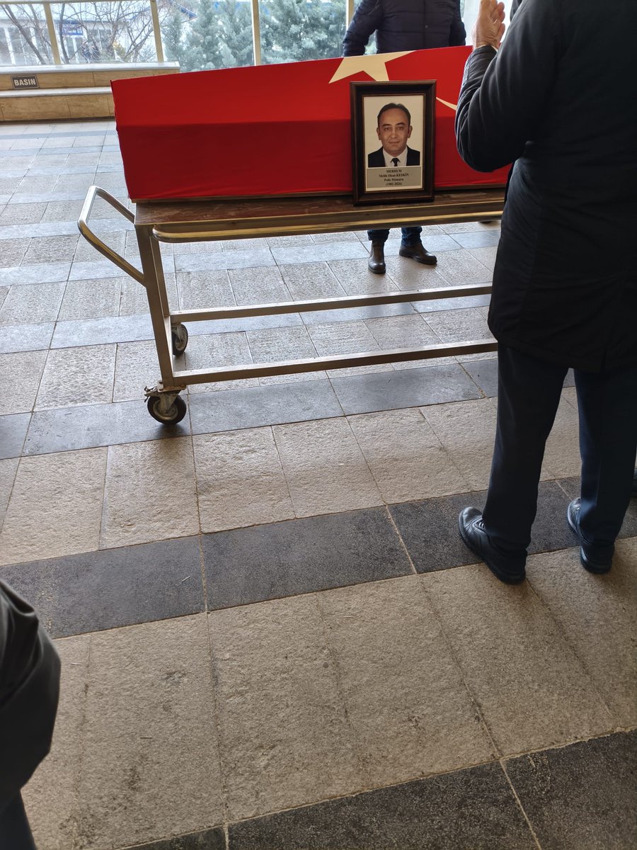 Dün bu fotoğrafı ben çektim❗
Bir kadının kocası, bir çocuğun babası yatıyor burda.Yıllarca kavgaları ayırmak için sayısız anonsa gitti, bir tartışma sonunda kendisi elini bile kaldırmamış olmasına rağmen onlarca başıboş katil sürüsü tarafından katledildi..
#AnkaradaPoliseAdalet