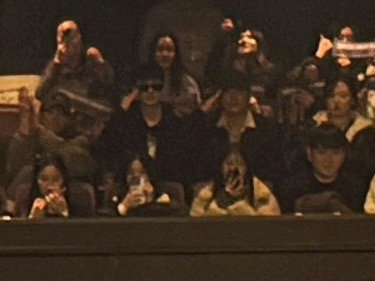jiwonmuse's tweet photo. jinhwan, bobby, junhoe and chanwoo taking pic on stage while yunhyeong and donghyuk doing salute pose at the back IM CRYING 😭 https://t.co/vb661LjoQY