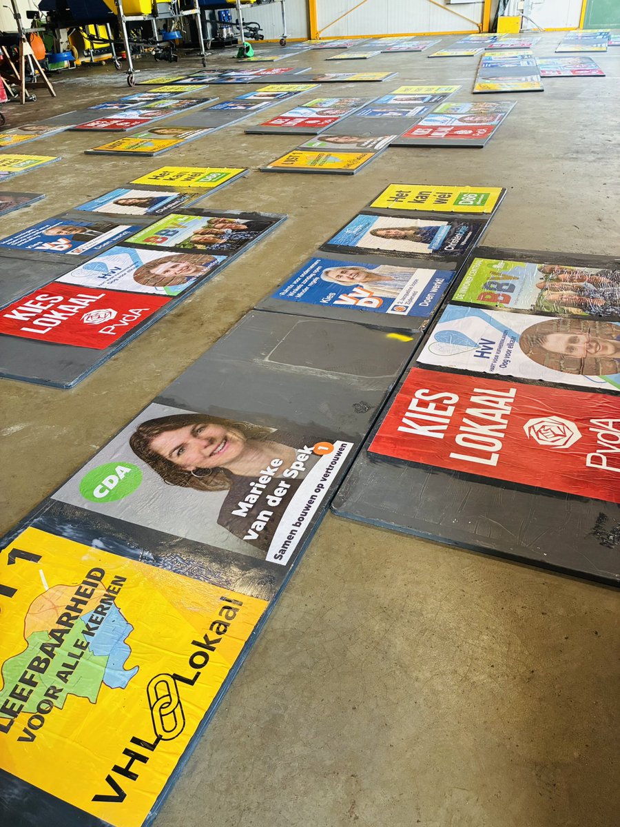 SjorsFrohlich's tweet photo. De campagne in de gemeente @5heerenlanden is los!

Eerst was er de iconische plakdag in Vianen, waarbij alle partijen samen de tientallen verkiezingsborden beplakken met hun posters. 

Vervolgens werd in Leerdam het eerste verkiezingsbord onthuld en was er op het Europaplein een debat. 

Heerlijk zonnetje, gemotiveerde mensen, goeie koffie en lekkere broodjes. 
Beter kan de campagne niet beginnen. 

Ik wens alle negen partijen die meedoen veel succes!