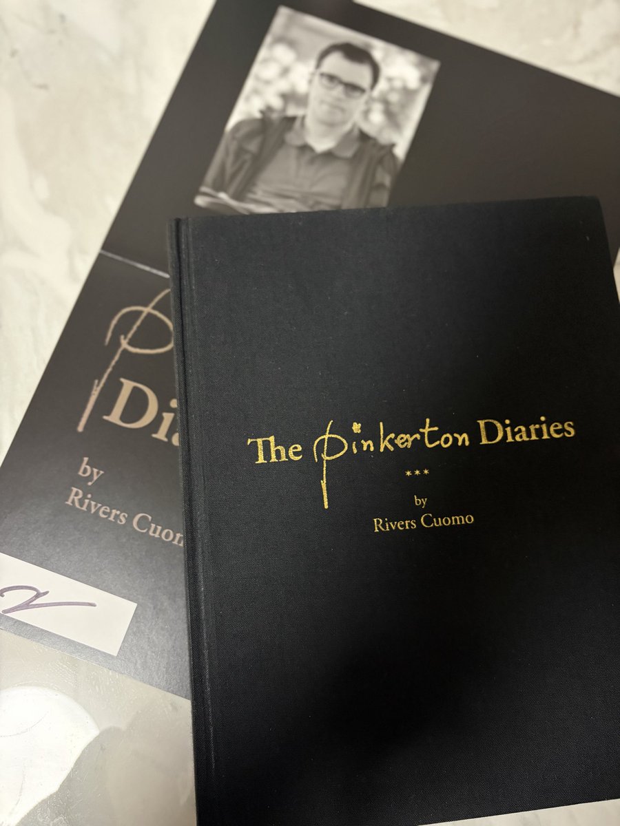 shingo_ni's tweet photo. weezerガチャも回しに行けない日々ですが、遂に、ずっと探していたThe Pinkerton Diariesを競り落とせました。限定3,000部の内の初回500部。今年はPinkerton リリース30周年。Pinkertonの30周年盤のリリースも期待しております。 https://t.co/qDCtMaYFEg