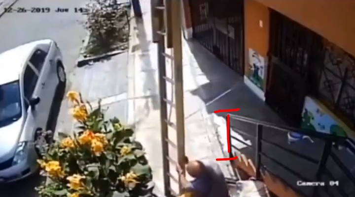 MrJones049's tweet photo. @grasadarg_lam @DZXboxone @Tv_Libertaria Hay bastante altura entre la soga y el hombre, agachar la cabeza era suficiente en caso de coincidir la altura entre ambos. Lo tiró por maldad, ciego de mi3rda https://t.co/YQZ8zdPBh3