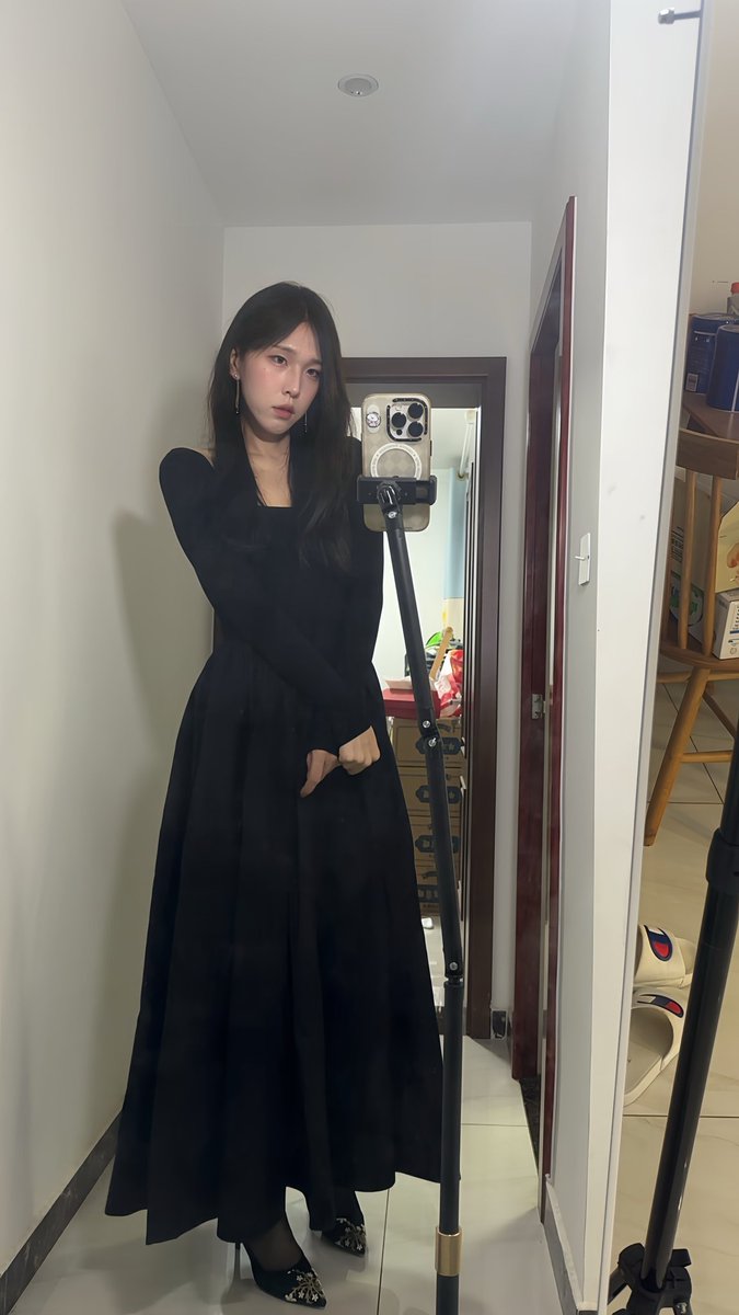 858089065Maozi's tweet photo. 谁能想到里面穿的是这样的呢 https://t.co/eLwtkfepMh