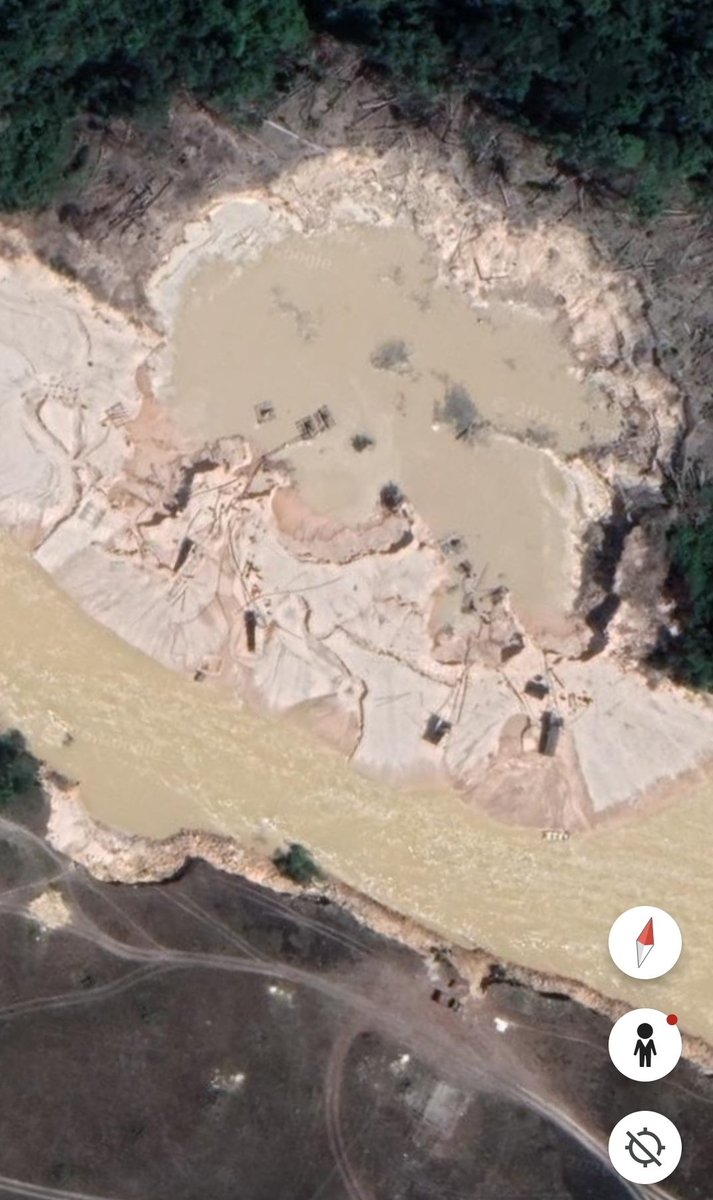 Fritz_A_Sanchez's tweet photo. #Atencion #Venezuela 

La huella minera en el sector indígena 6 #GranSabana no se ha limitado a la afectación del río Caroní, también sus riberas y bosques a lo largo d los años

El silencio d las autoridades indígenas, políticas y militares han sido claves para la devastación ! https://t.co/7ecxk0bMVx