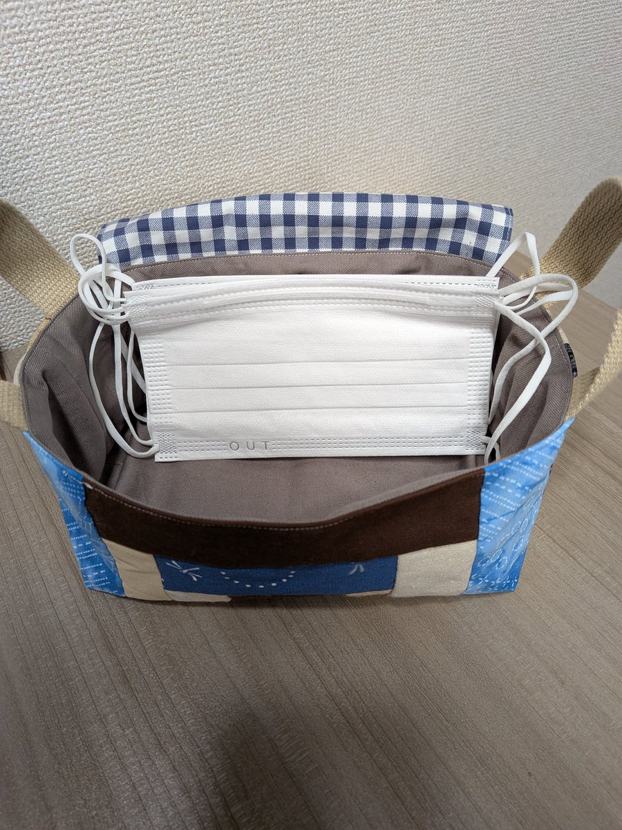 tsuki3610's tweet photo. 溜まってきたハギレを使って布バスケットを作りました🧵
マスクなどの小物入れに使おうと思います😊
ハギレの整理が出来てスッキリしました︎︎👍

 #ハンドメイド  #ハンドメイド作品
 #布バスケット  #小物入れ  #布小物 https://t.co/GFXHazZH3N