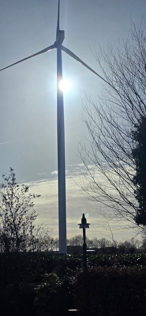 Windpark Goyerbrug
De eerste (slag)schaduw. 
Van 54 uur per jaar naar 0 in de vergunning. Dat was op de zittingsdag  even handjeklap tussen het #RaadvanState ‑statenlid en de initiatiefnemer. 
Wij (bezwaarmakers) werden daar niet in betrokken. 1xtiphoogte.
#terreurturbines