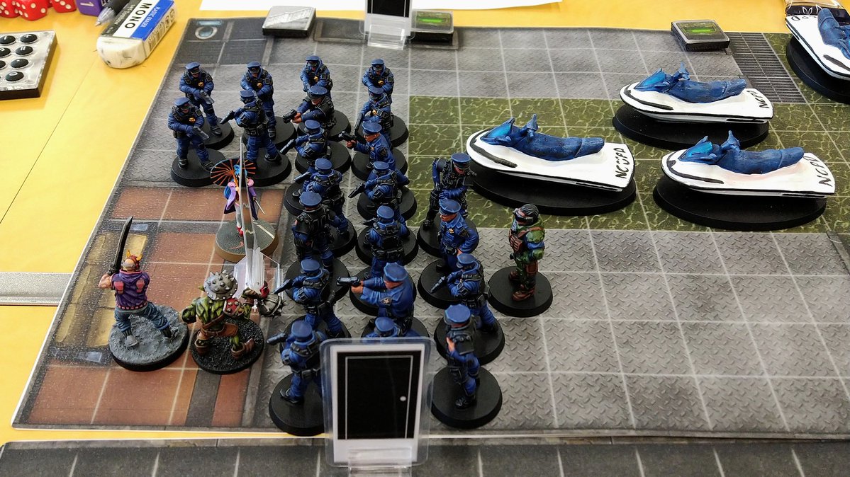 JuneLock's tweet image. 今日はニンスレTRPG会に参加。
敵組織を脅せという指令を達成すべく、連続バク転からの突入で下っ端を一刀両断したが敵はビビらず戦闘継続、挙句に親分は逃走……！ラオモト=サンの評価はCで実際お怒りだったが、仲間ニンジャのおかげで評価Aに。
ユウジョウ！楽しかった！