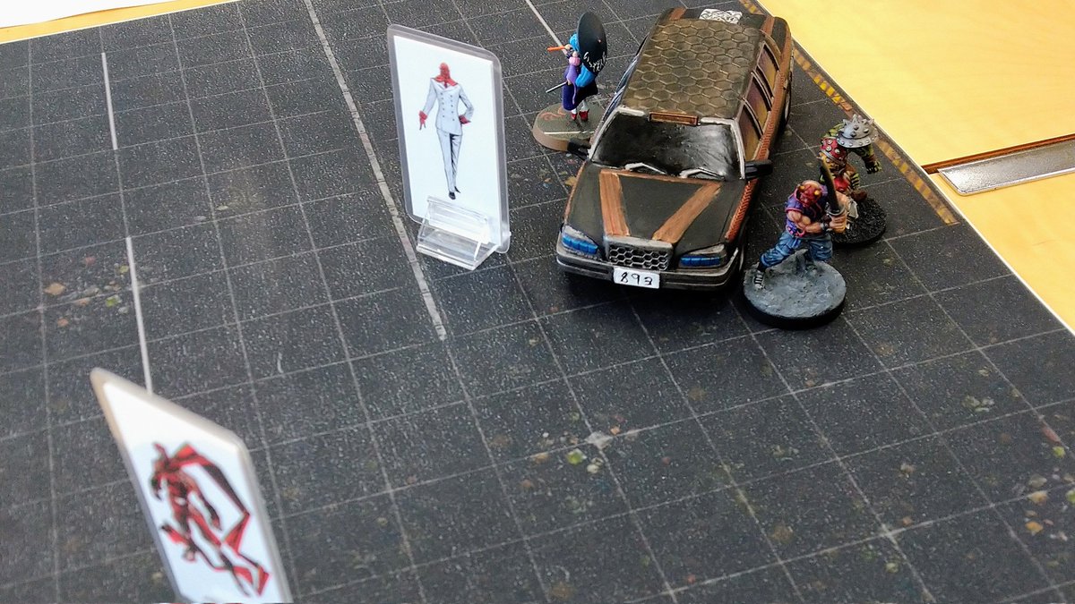 JuneLock's tweet image. 今日はニンスレTRPG会に参加。
敵組織を脅せという指令を達成すべく、連続バク転からの突入で下っ端を一刀両断したが敵はビビらず戦闘継続、挙句に親分は逃走……！ラオモト=サンの評価はCで実際お怒りだったが、仲間ニンジャのおかげで評価Aに。
ユウジョウ！楽しかった！