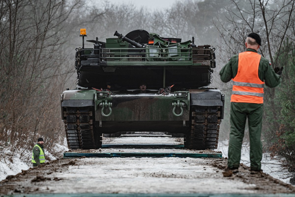 1WBPanc's tweet photo. 🇵🇱 Jedyna Pancerna z nową dostawą!
Do @1WBPanc dotarła kolejna partia czołgów Abrams M1A2 SEPv3.

To następna transza nowoczesnego sprzętu w tym roku i kolejny krok w stronę realnego wzmacniania zdolności bojowych Wojska Polskiego. 🔥🛡️ https://t.co/uzY70Ddx99