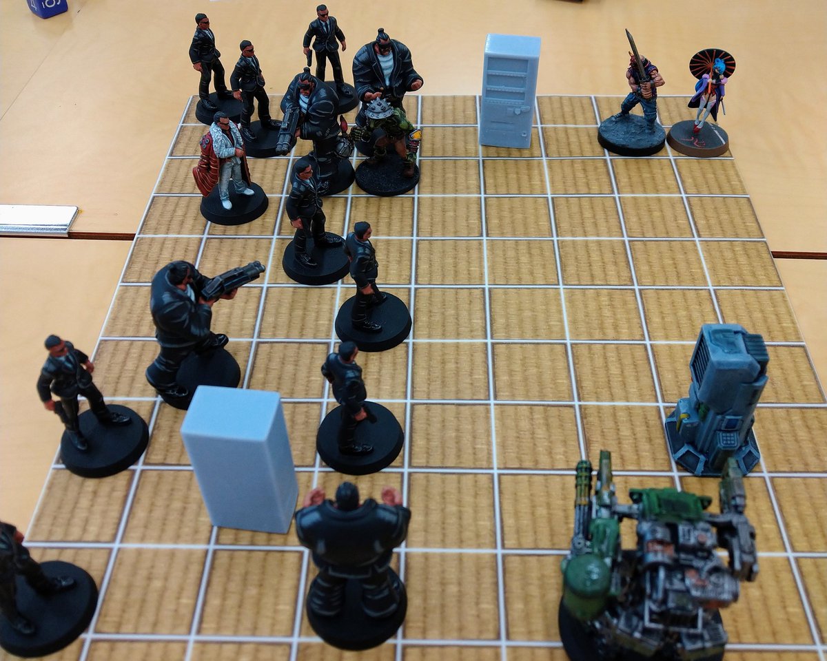 JuneLock's tweet image. 今日はニンスレTRPG会に参加。
敵組織を脅せという指令を達成すべく、連続バク転からの突入で下っ端を一刀両断したが敵はビビらず戦闘継続、挙句に親分は逃走……！ラオモト=サンの評価はCで実際お怒りだったが、仲間ニンジャのおかげで評価Aに。
ユウジョウ！楽しかった！