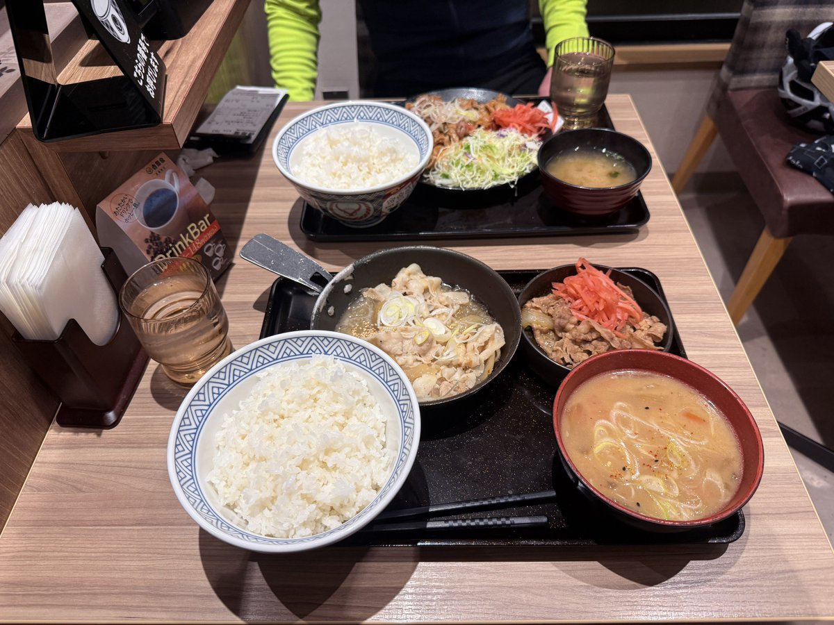 Mashiro_EL's tweet photo. ちょろっと走ってご飯食べて帰宅。

この寒さならまだグローブいらんな。 https://t.co/VnBsJrETb0