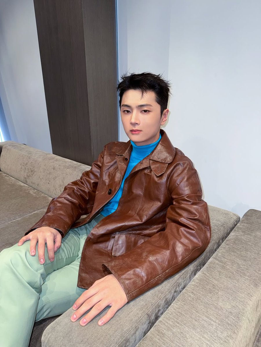 ohgawdjay's tweet image. 하늘 (name Jay gave to his vampire keyring) in human form