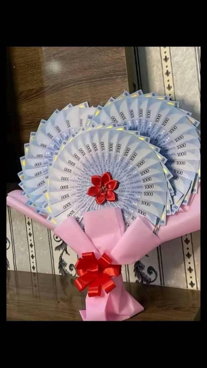 Ninapresh's tweet image. I never even get the old pattern of money bouquet 💐 una don bring out this new one Omo 😩 and this one is so fineee 😭 ,, I know say all these ones na God Dey run am 🤭