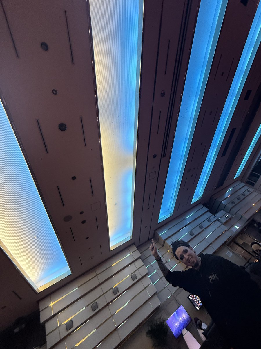 MAHfromSiM's tweet photo. 本番終わったらケータリングエリアがそっこー明るくなってました！こだわりちゃうんかったんかい！優しいね！

明日も思い出作ってぇ〜帰れよっ😘 https://t.co/yeWbAi4JdZ