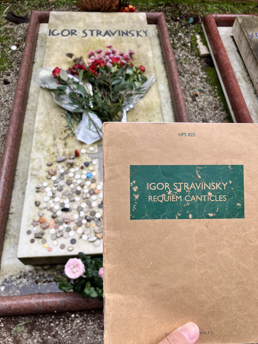 stravigory's tweet photo. ついに、私の愛する作曲家の眠る場所へ。薔薇を3本携えて。墓石を目にした瞬間、感極まって思わず涙がこぼれた。四半世紀以上も追い続けている研究対象であり、私の活力の源である、偉大な芸術家。もう一度訪れる日には必ず単著を持参する。
#Stravinsky
#SanMichele https://t.co/AFtjHFYAtI