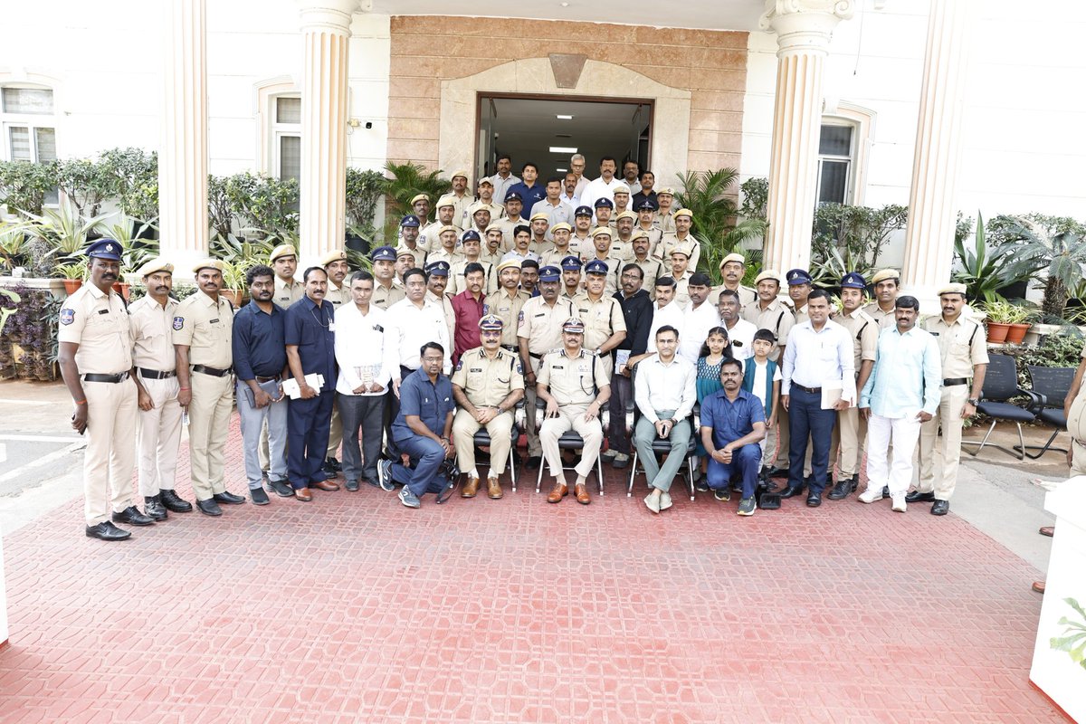 తెలంగాణ పోలీస్ శాఖ అధికారిక పత్రిక సురక్ష ఆన్‌లైన్ డైలీ వందరోజులు పూర్తి చేసుకున్న సందర్భంగా జరిగిన వేడుకల్లో <a href="/TelanganaDGP/">DGP TELANGANA POLICE</a> పాల్గొన్నారు. సురక్ష ఎడిటర్ <a href="/CPCyberabad/">Dr. M. Ramesh, IPS</a> సహా బృందాన్ని అభినందించారు. సురక్ష పత్రికను మరింత పటిష్టం చేయాల్సి ఉందన్నారు.