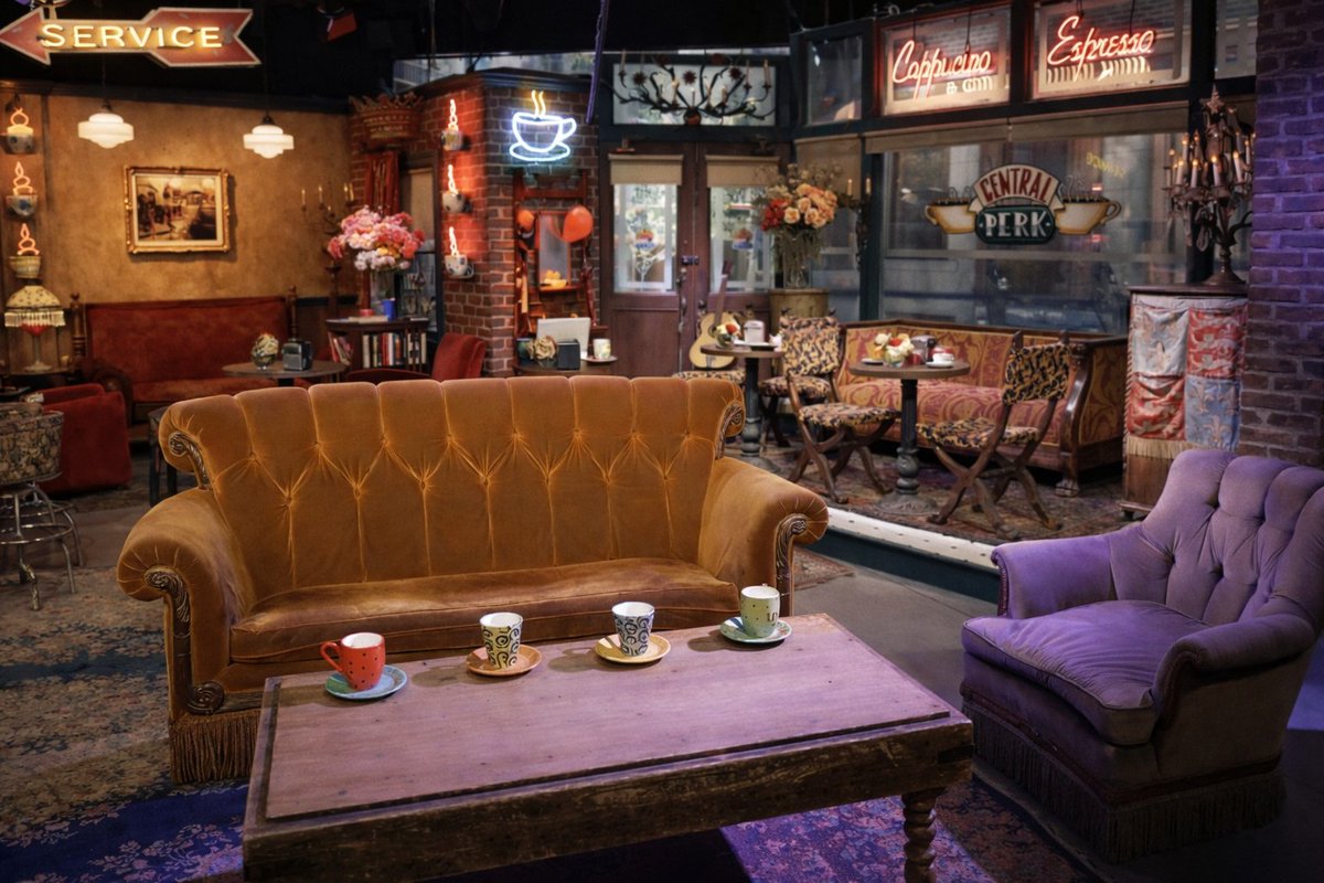 Amigos, mi mamá abrió un café hace algunos meses en el centro de la ciudad y verlo así de vacío le parte el alma 😞. Ojalá con la magia de Twitter llegue a alguien que le encante visitarlo 🫶🏼.