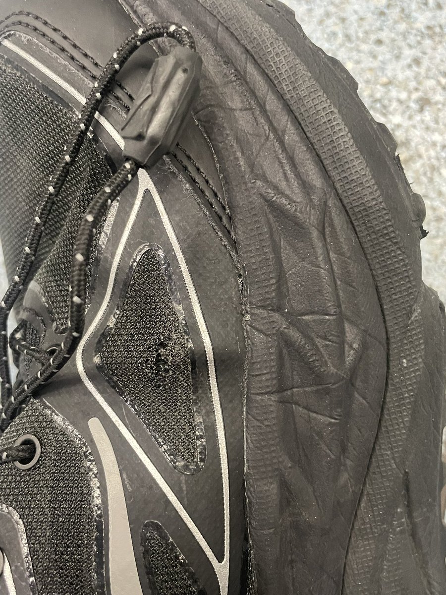 STINSON ONE7を買ってまだ１ヶ月で大事に履いていたのにこれはショック、、、
同じところに穴空いてるから何が原因なんだろ、、
どうにかならないかな😅

<a href="/hoka/">HOKA</a> 
<a href="/hoka_japan/">HOKA JAPAN</a>