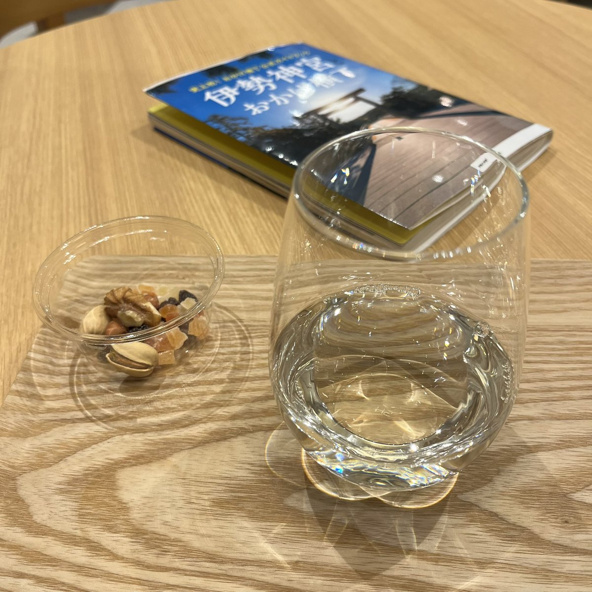 伊勢で泊まったホテルは、無料カフェスペースがあって、本もあるし、ナッツや小石チョコなどが食べ放題、アルコールも500円課金で楽しめて良かった。「作・伊勢志摩コンセプト」と「式・MELLOW」をいただいた。三重のお酒も美味しい(〃´ω`〃)♡