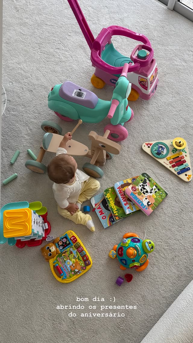 bem pequenininha no meio dos presentes 🤏