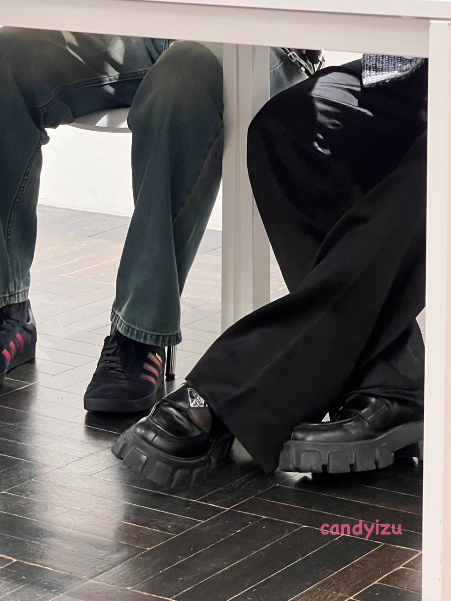 NatくんPRADAのローファーホントにヘビロテ👞
このローファーほんと優秀💕
カジュアルにもパリッとスタイルにも合うし☺️💕
大阪サイン会の時いつまでも👋してくれてるNatくんをそろそろ行こうかとポンポンするぴめ🤭と可愛いあんよの激写👞

 #natasitt