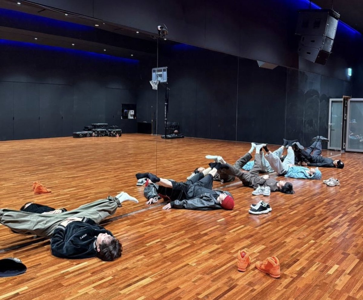 junemacaroon's tweet image. The difference in their hamstring 🤭🤭