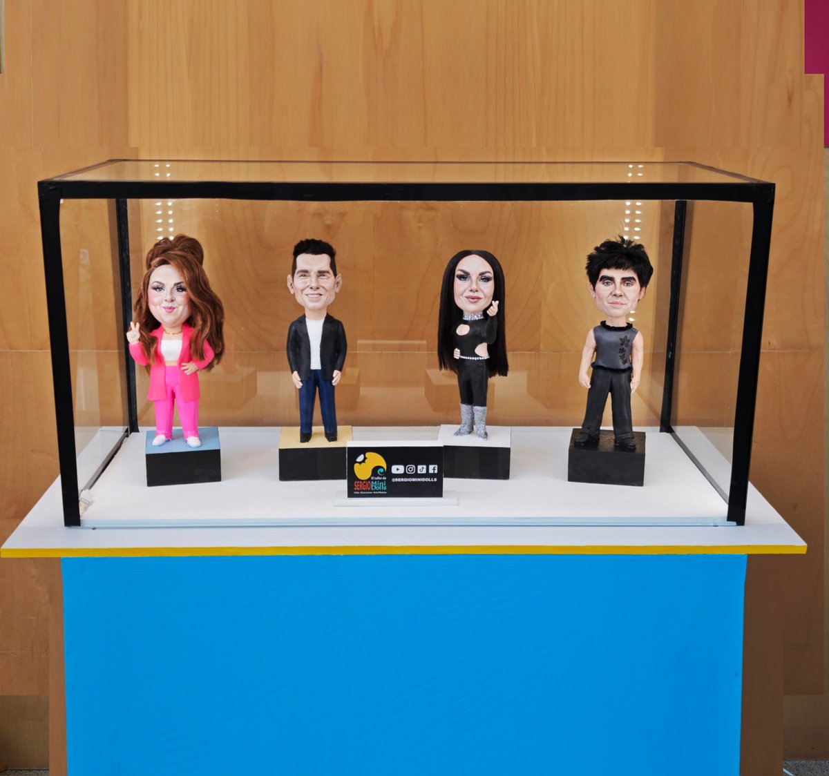 Queda inaugurada la expo del #Benidormfest en el ayuntamiento de #Benidorm 

En ella podréis descubrir la historia del Festival de Benidorm y la sirenita de oro, ver el vestuario de Melody en Eurovisión o disfrutar de nuestras minidolls de los presentadores de la edición 2026🧜‍♀️✨