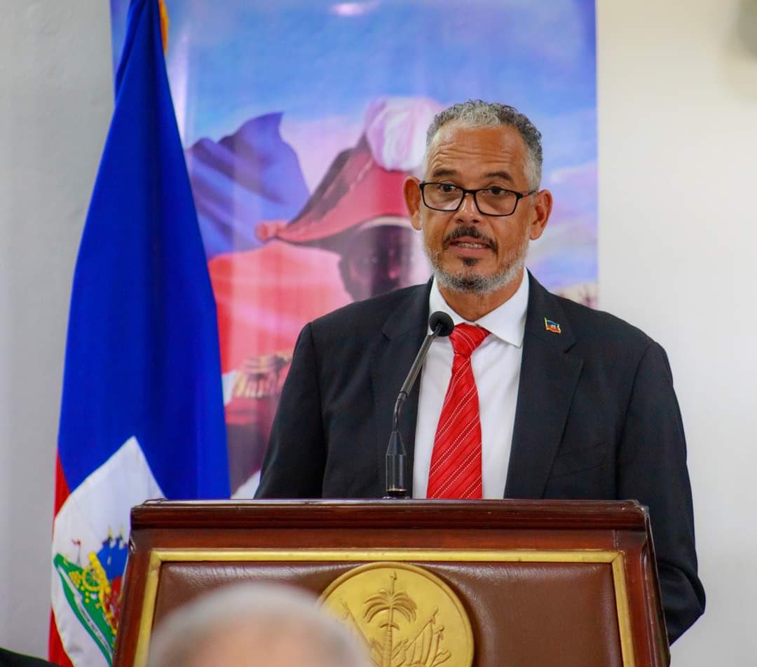 meotech1's tweet photo. PM Alix Didier Fils-Aimé,
Ou gen yon gwo opòtinite pou antre nan listwa kòm yon ero politik si w fè 2 bagay kle ansanm ak Polis la:
👉 Bay sekirite
👉 Òganize eleksyon kredib

Si w rive fè sa, listwa ap rekonpanse w.

❌ Pa al nan fèt ak ti nèg
❌ Pa manje ak yo
❌ Pa bwè ak yo

👉 Aji ak presizyon.
👉 Demantle vagabon yo san pitye.
👉 Bay ULCC plis pouvwa pou mennen ankèt sou vòlè ak rezo gang yo, epi mete yo tout nan prizon.

Pèp la pa bezwen diskou ankò.
Li bezwen aksyon. Kounye a.  

Mwen pa janm sipòte politisyen, paske yo toujou gen yon denyè kou anba zèl yo! Men trase yon exemple! Fe sa pou peyi w