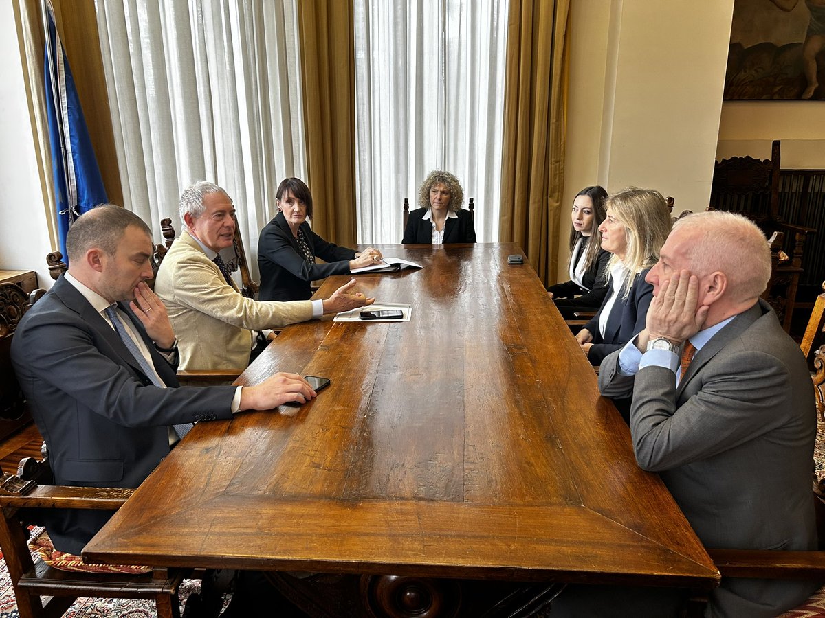 adolfo_urso's tweet photo. Dopo gli incontri in Prefettura, prima con la proprietà di Acciaierie #Valbruna e poi con le organizzazioni sindacali e i rappresentanti dei lavoratori, ho avuto un confronto con il presidente della Provincia autonoma, #ArnoKompatscher, e con il vicepresidente @MarcoGalateo, a cui ho ribadito che la produzione di acciaio del sito di #Bolzano è di #interessestrategico e il desiderio del Governo di giungere a una rapida soluzione, nel più breve tempo possibile, che garantisca la #continuità produttiva e occupazionale e consenta all’azienda di realizzare gli #investimenti già programmati, necessari a rendere lo stabilimento più #competitivo e #sostenibile, anche sul piano ambientale e della sicurezza dei lavoratori.
