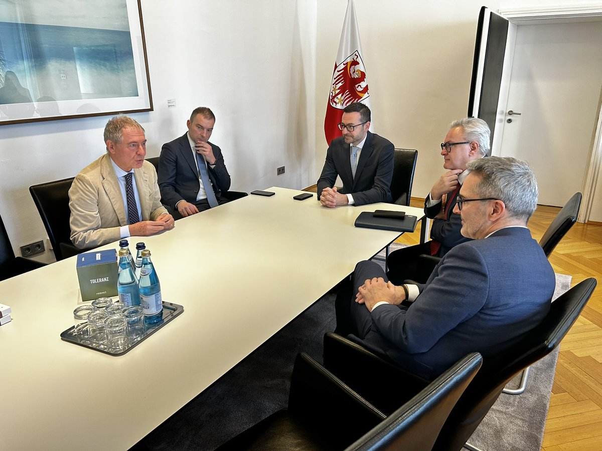 adolfo_urso's tweet photo. Dopo gli incontri in Prefettura, prima con la proprietà di Acciaierie #Valbruna e poi con le organizzazioni sindacali e i rappresentanti dei lavoratori, ho avuto un confronto con il presidente della Provincia autonoma, #ArnoKompatscher, e con il vicepresidente @MarcoGalateo, a cui ho ribadito che la produzione di acciaio del sito di #Bolzano è di #interessestrategico e il desiderio del Governo di giungere a una rapida soluzione, nel più breve tempo possibile, che garantisca la #continuità produttiva e occupazionale e consenta all’azienda di realizzare gli #investimenti già programmati, necessari a rendere lo stabilimento più #competitivo e #sostenibile, anche sul piano ambientale e della sicurezza dei lavoratori.