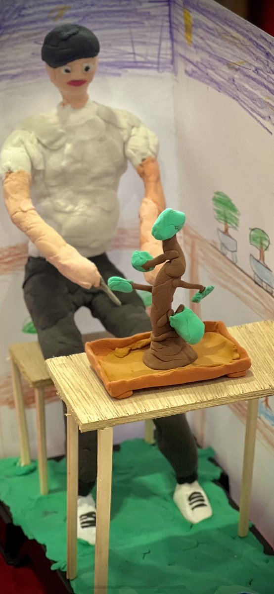 choke369's tweet photo. 我が家のちびの作品展へ
テーマは「12年後の私」
うちの子のはどこかな？と探している目に飛び込んで来た作品に心が震えた🥹
お？鋏まで細かく作ってるなー
手はドラえもんやけど笑
こういうのを見ると親馬鹿モードになる🫶
うむ。春までには盆栽の手入れをしなければ！😱

#盆栽 #紙粘土 #12年後の私 https://t.co/7Ff36mZsiu