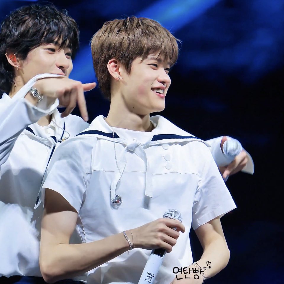 얼마나 세게 눌럿으면 빨갛게 자국이 남음 ㅠㅠㅠㅠㅠㅠㅠㅠㅠ