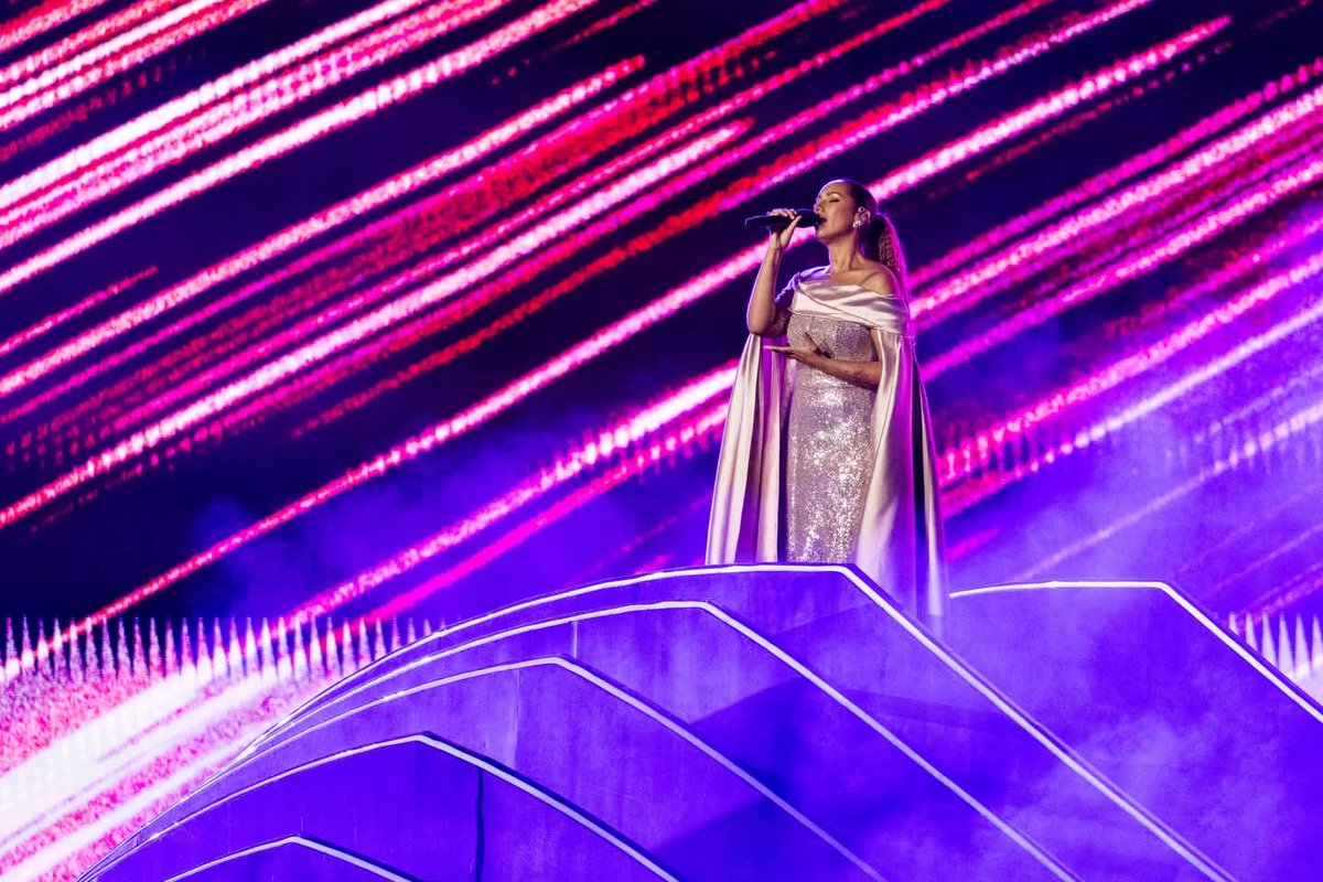 "You're broken down and tired
Of living life on a merry go round
And you can't find the fighter
But I see it in you so we gonna walk it out
And move mountains" <a href="/leonalewis/">Leona Lewis</a> 🎤✨️