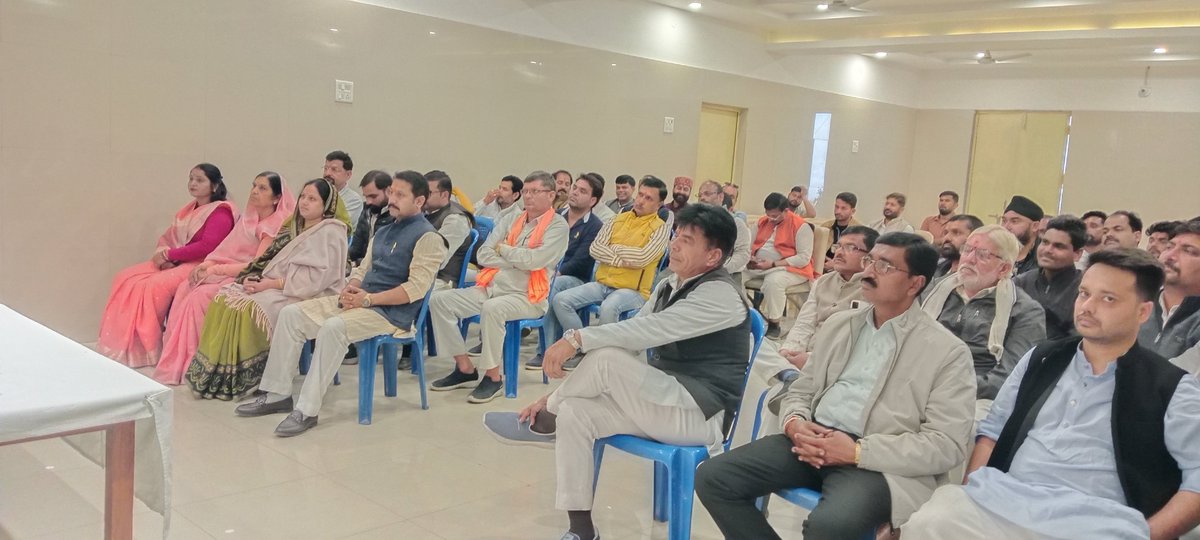 alok_tiwari28's tweet photo. विकसित भारत गारंटी फॉर रोजगार एवं आजीविका मिशन (ग्रामीण) #VB_G_RAM_G जनजागरण अभियान के अंतर्गत आयोजित जिला सम्मेलन में सहभागिता कर कार्यशाला को संबोधित किया।
#VB_G_RAM_G योजना,मनरेगा से 100 गुना अच्छी ,अधिक प्रभावी, पारदर्शी और मजदूर–किसान हितैषी है। https://t.co/T2xYDV1O3T