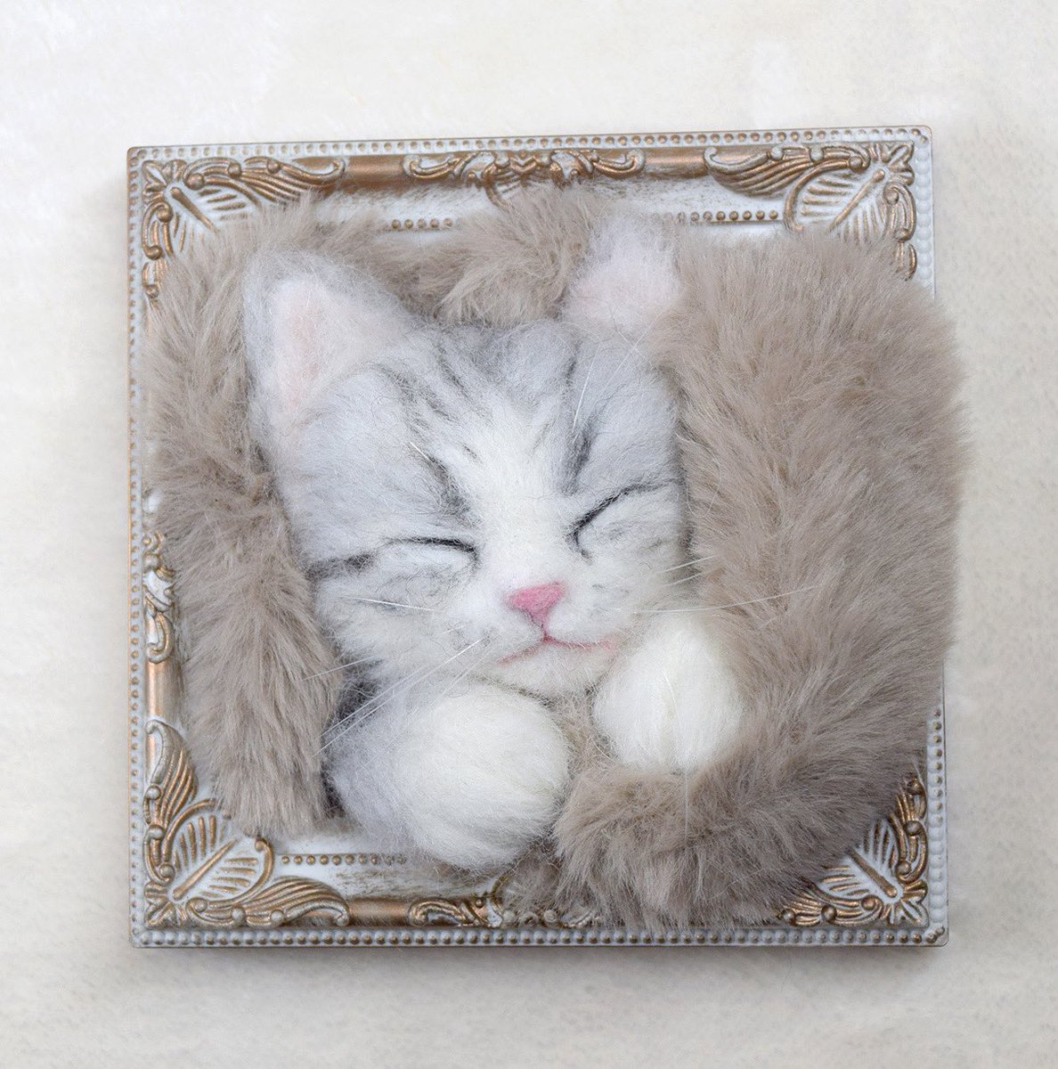 studio_coup's tweet photo. 眠るキジシロの子猫を羊毛フェルトで額縁アートにしました🐱

#羊毛フェルト #cat    #handclaft #feltingneedle  #kitten   #羊毛猫
#額縁アート

【眠るキジシロの子猫】ハンドメイド・クリエイター作品のマーケットプレイス Creema https://t.co/CFYwOuVJog @Creema_jpより https://t.co/aCBecSvgJr