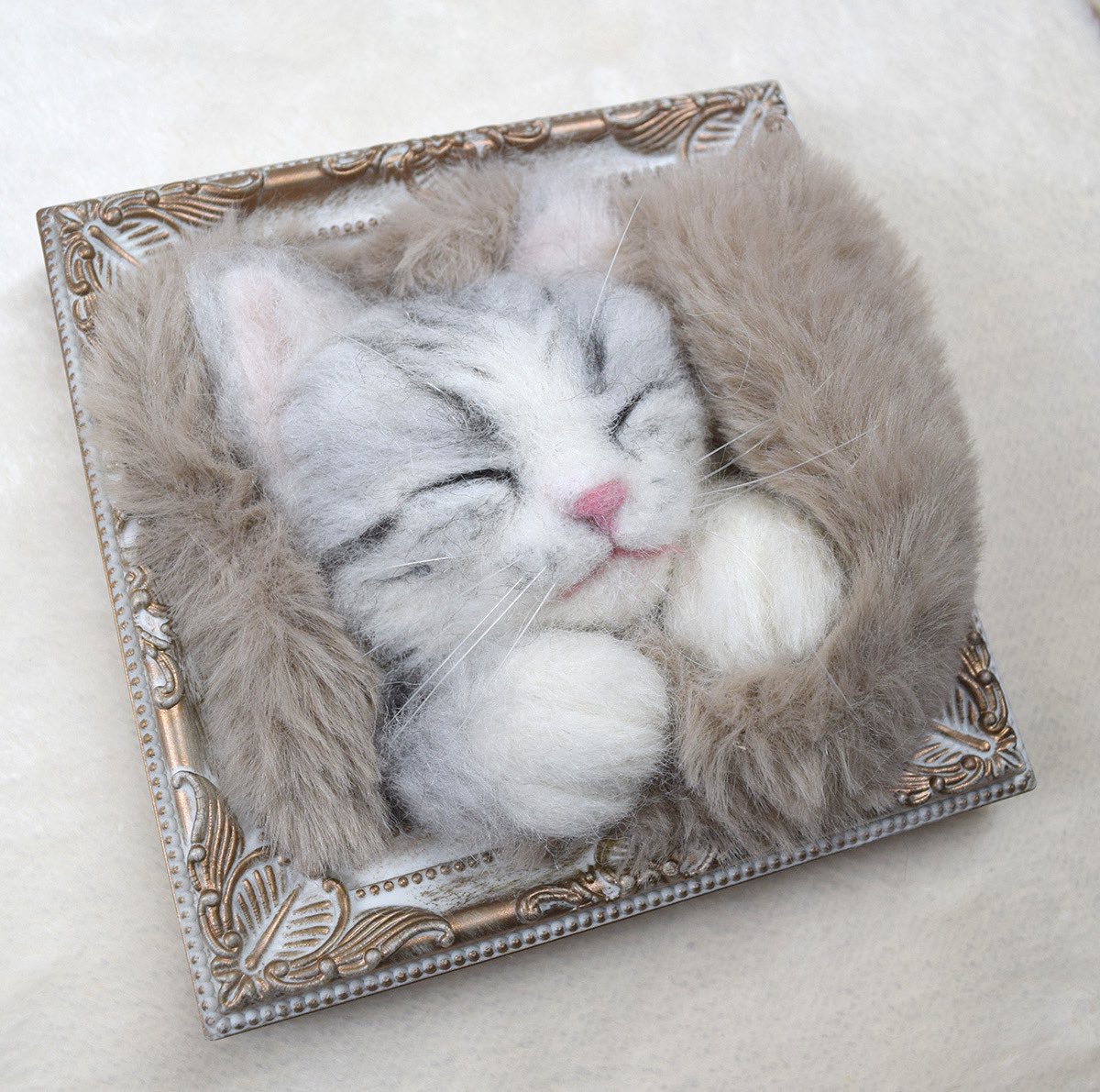 studio_coup's tweet photo. 眠るキジシロの子猫を羊毛フェルトで額縁アートにしました🐱

#羊毛フェルト #cat    #handclaft #feltingneedle  #kitten   #羊毛猫
#額縁アート

【眠るキジシロの子猫】ハンドメイド・クリエイター作品のマーケットプレイス Creema https://t.co/CFYwOuVJog @Creema_jpより https://t.co/aCBecSvgJr