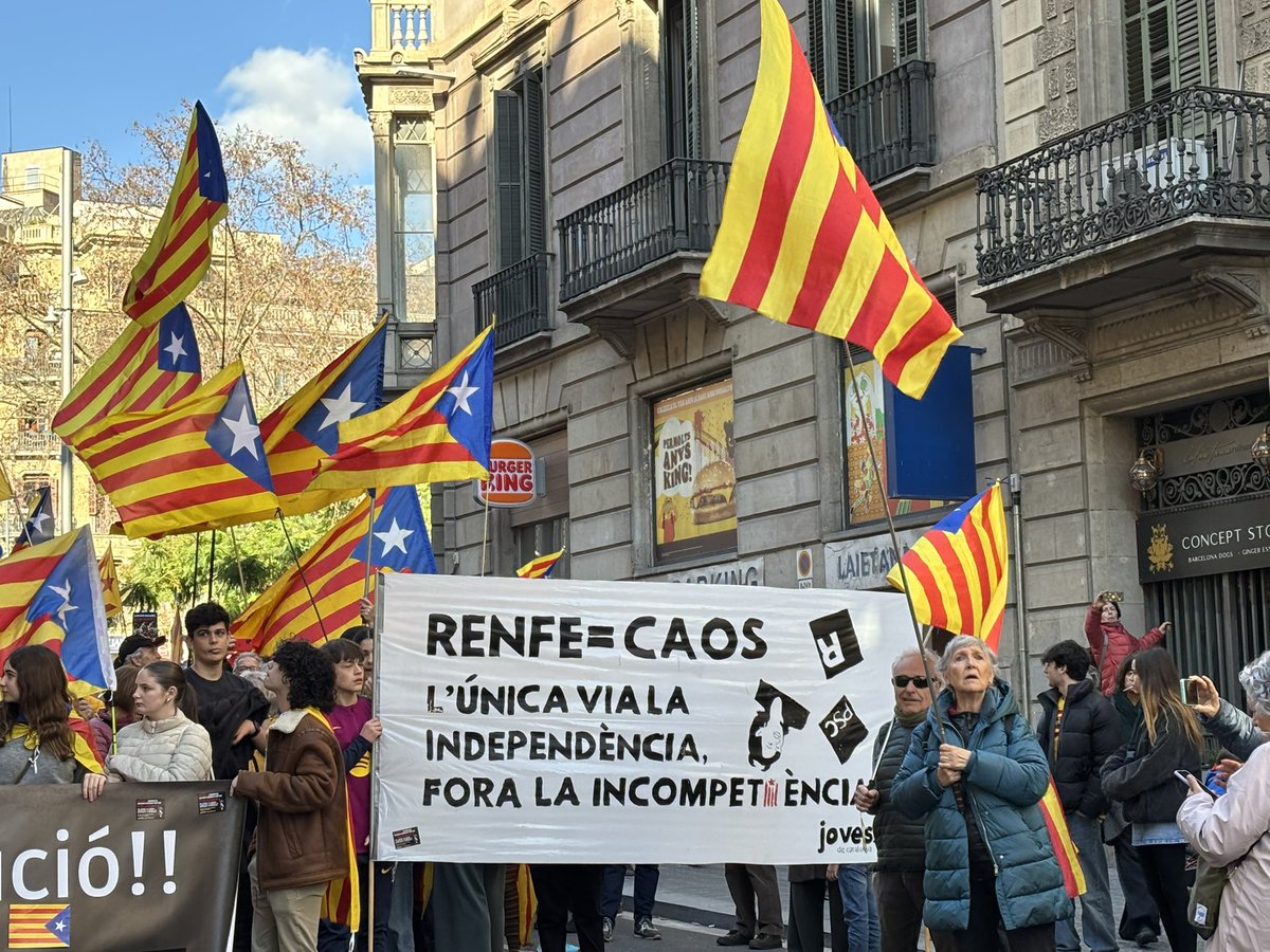 Saber que estàs on toca, i saber q hi ets perquè la falla dl sistema ferroviari només es un exemple d’un tractament d’espoli extractiu des de fa anys i panys. I q això només es pot acabar transitant per una sola via.